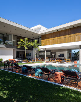 Sangali Residence Sets an L-Shaped Plan Against the Sun