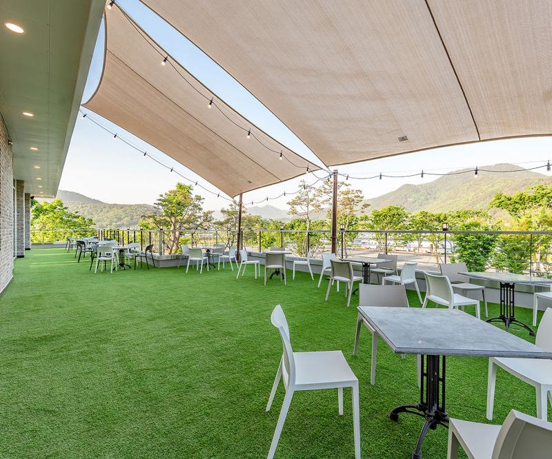 现代简约风咖啡厅设计，精致艺术品装点高级空间-22