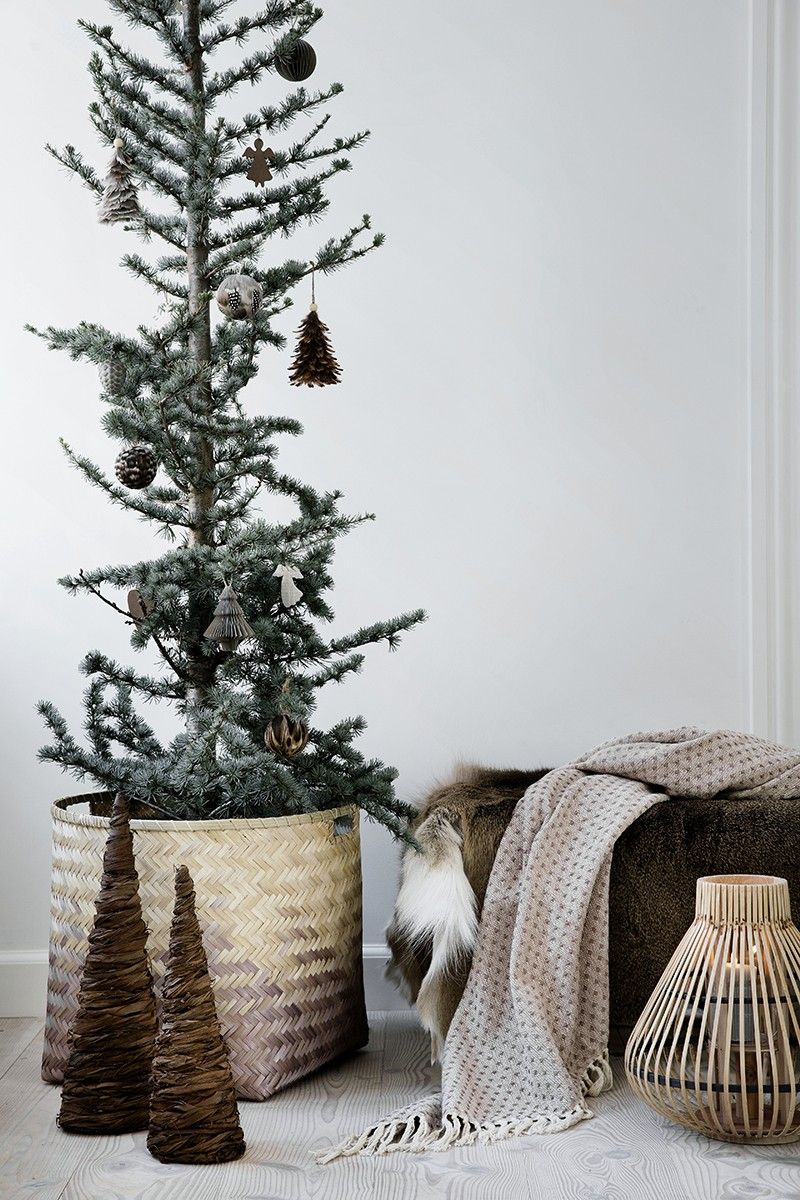 14 Gorgeous Scandinavian Living Rooms Dressed For Christmas-3