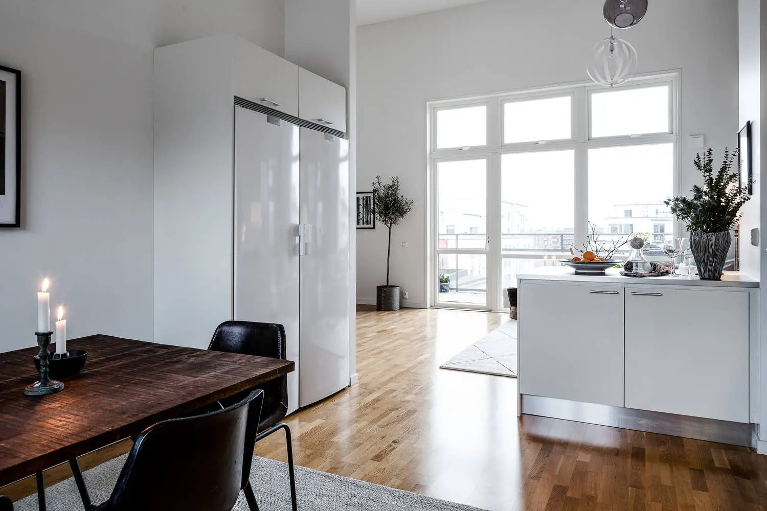 阁楼公寓的灰色魅力 | 超高天花板打造独特空间-11