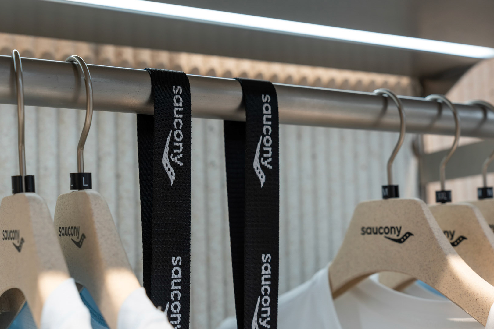 Saucony 新门店开业设计-9