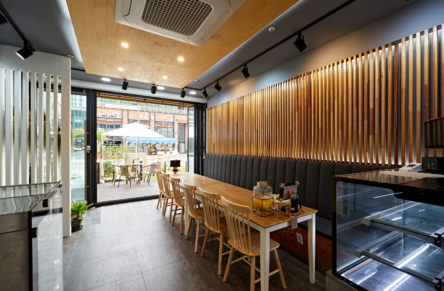 白色与木材，打造 16 平米的极简派对空间-6