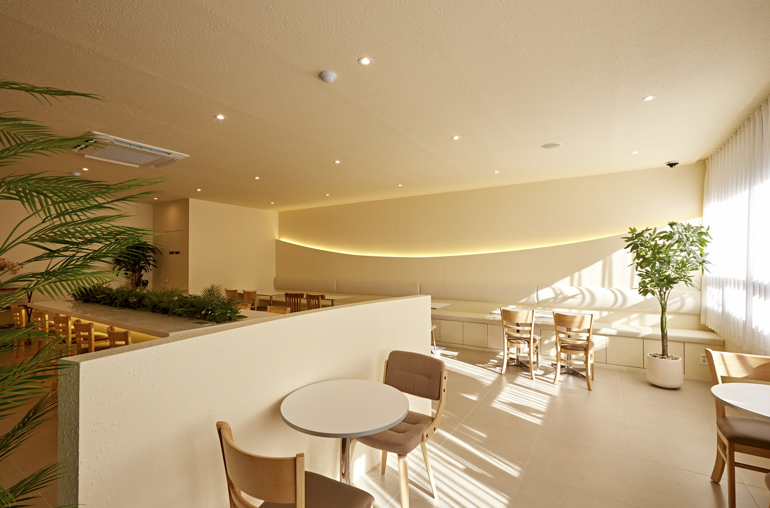 42 平卡佩咖啡厅，小巧设计点亮空间-6