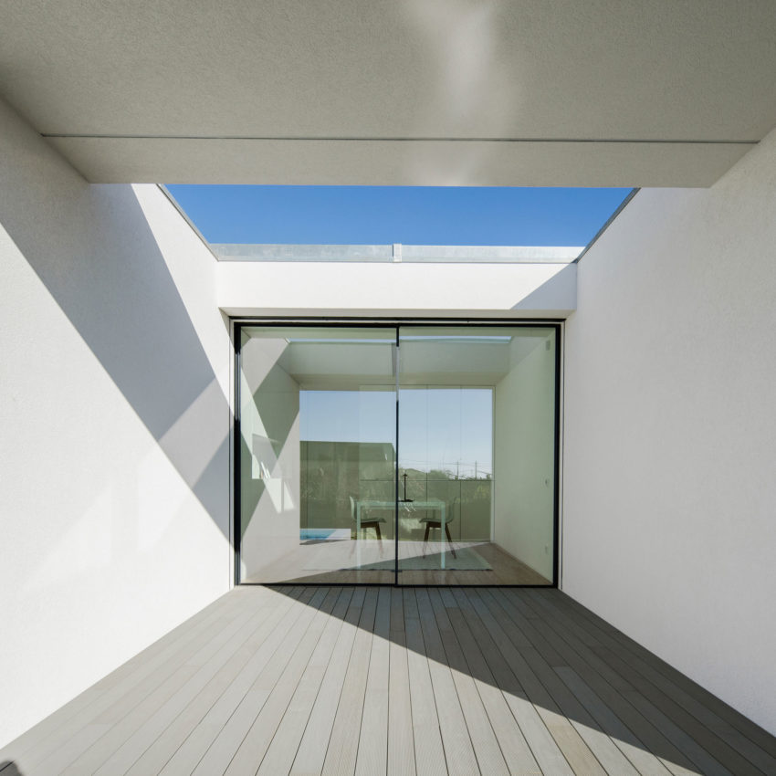 葡萄牙现代白色家居,融入自然美景-21