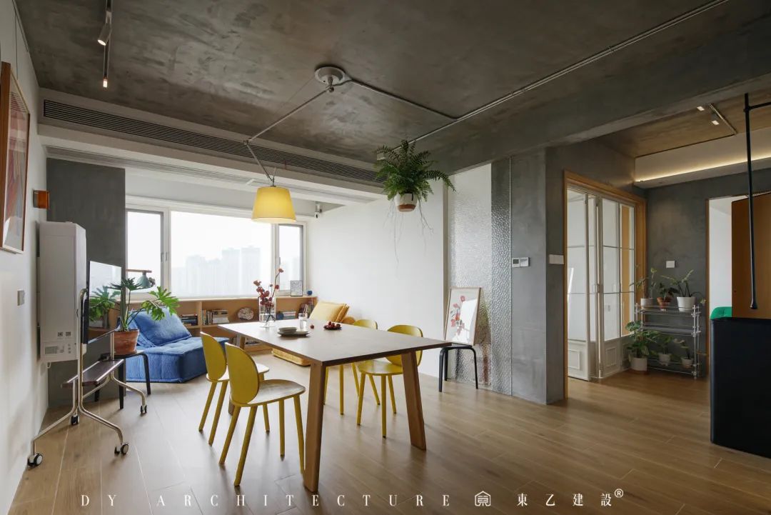 原始粗狂的混凝土裸顶遇上紧凑小三房,这酷酷的松弛感真让人着迷丨中国长沙丨東乙建设-66