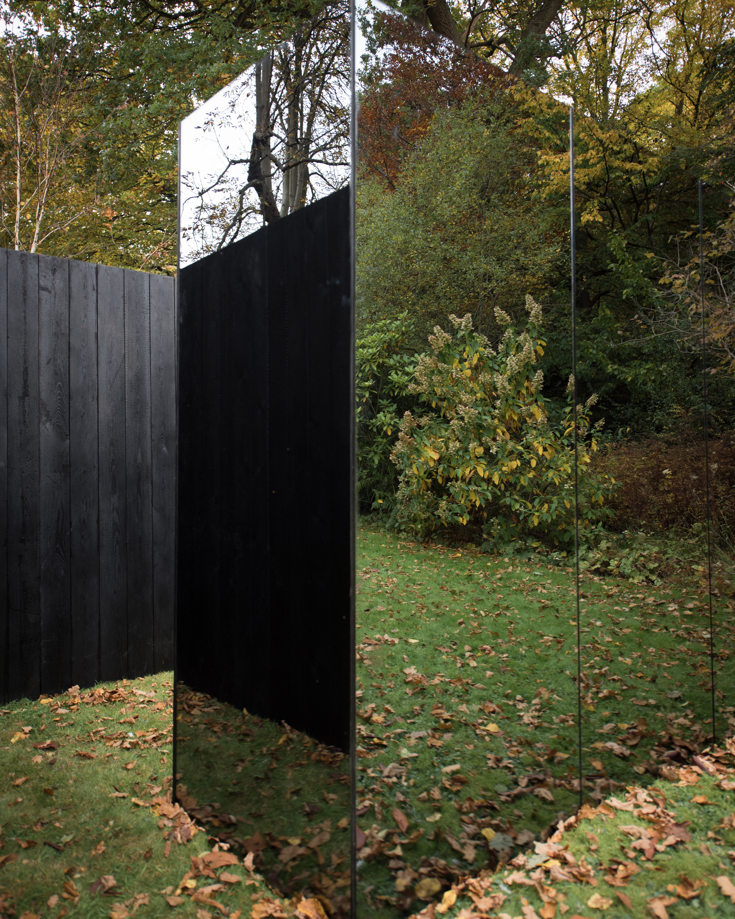 伦敦建筑师打造烟熏玻璃与烧焦木材的树屋-8