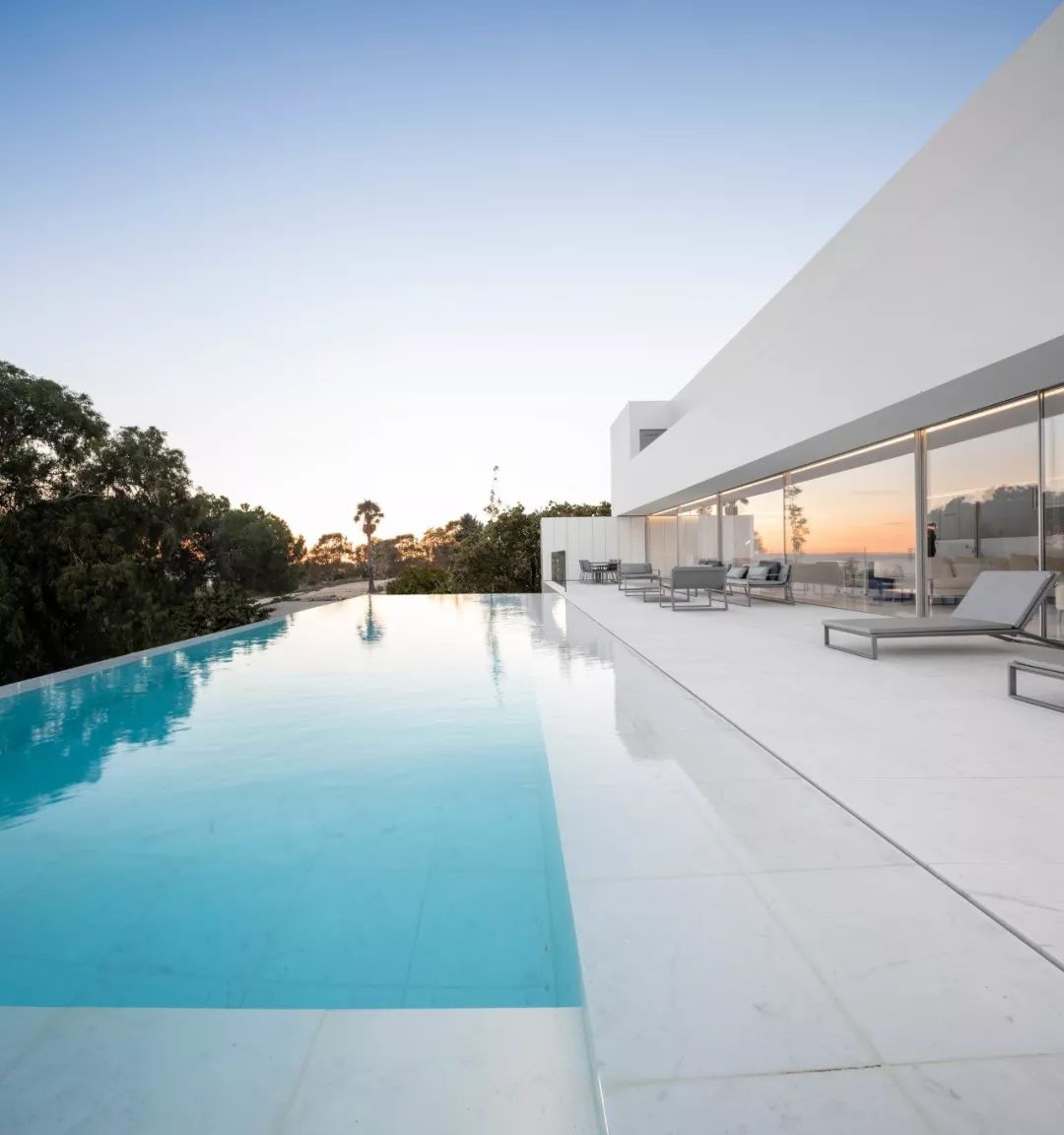 装满了的诗与远方的白色世界  Fran Silvestre-15