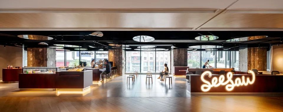 上海 SEESAW COFFEE 店 | 户外舒适感与咖啡豆镜子的创意设计-6