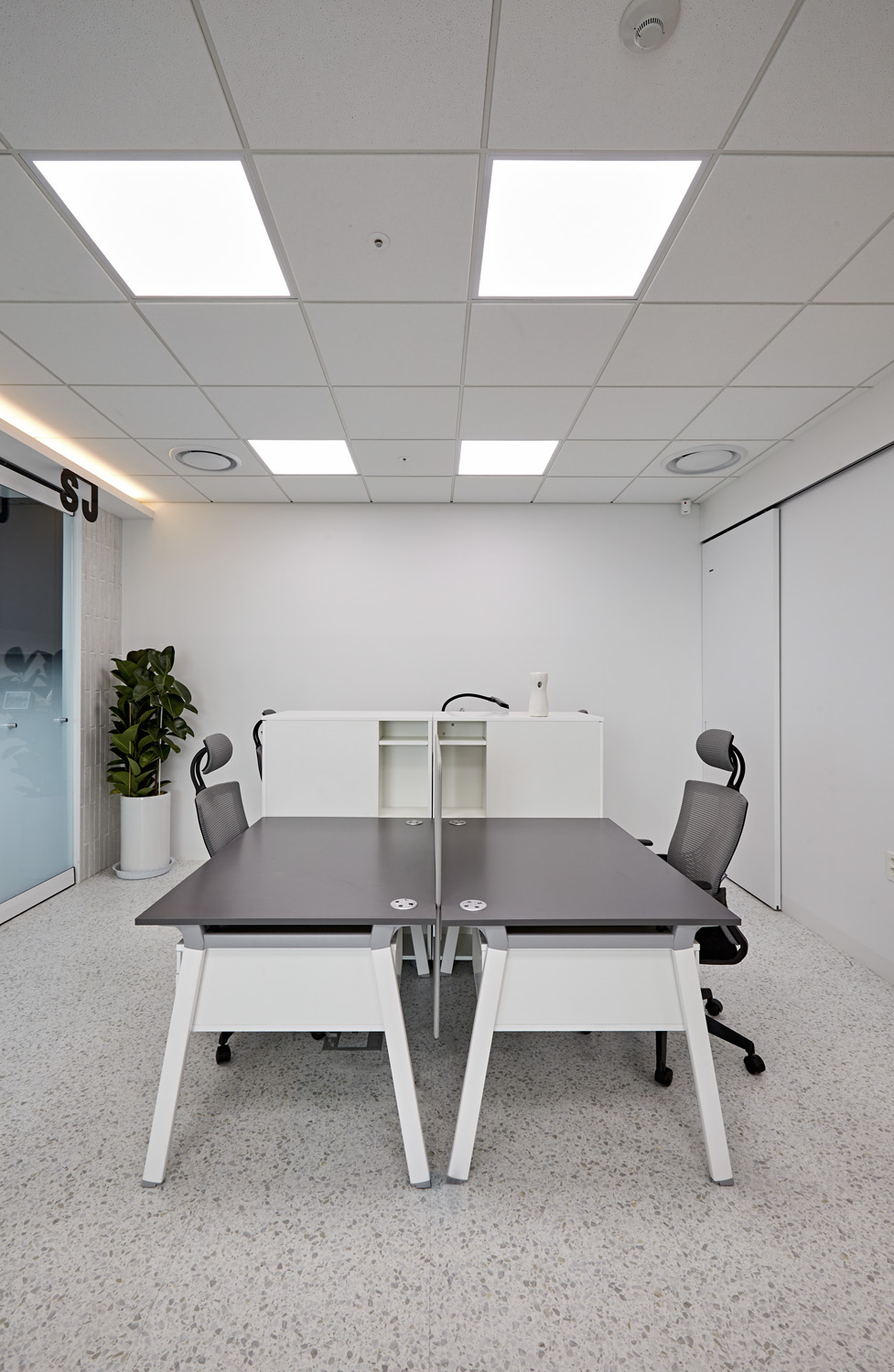 "34 平米水族公司办公室，极简舒适的室内设计"-14