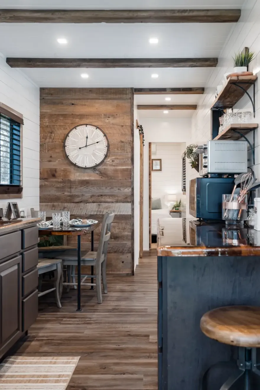 42m2 集装箱度假屋 | 现代设计与百年木料的完美融合-2