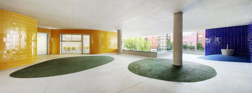 拼贴大楼 | 西班牙巴塞罗那 Teresa Pàmies 文化中心,垂直城市新典范-16