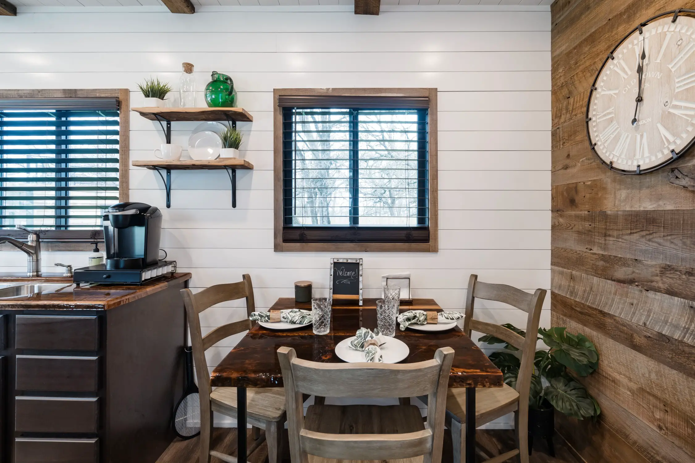 42m2 集装箱度假屋 | 现代设计与百年木料的完美融合-9