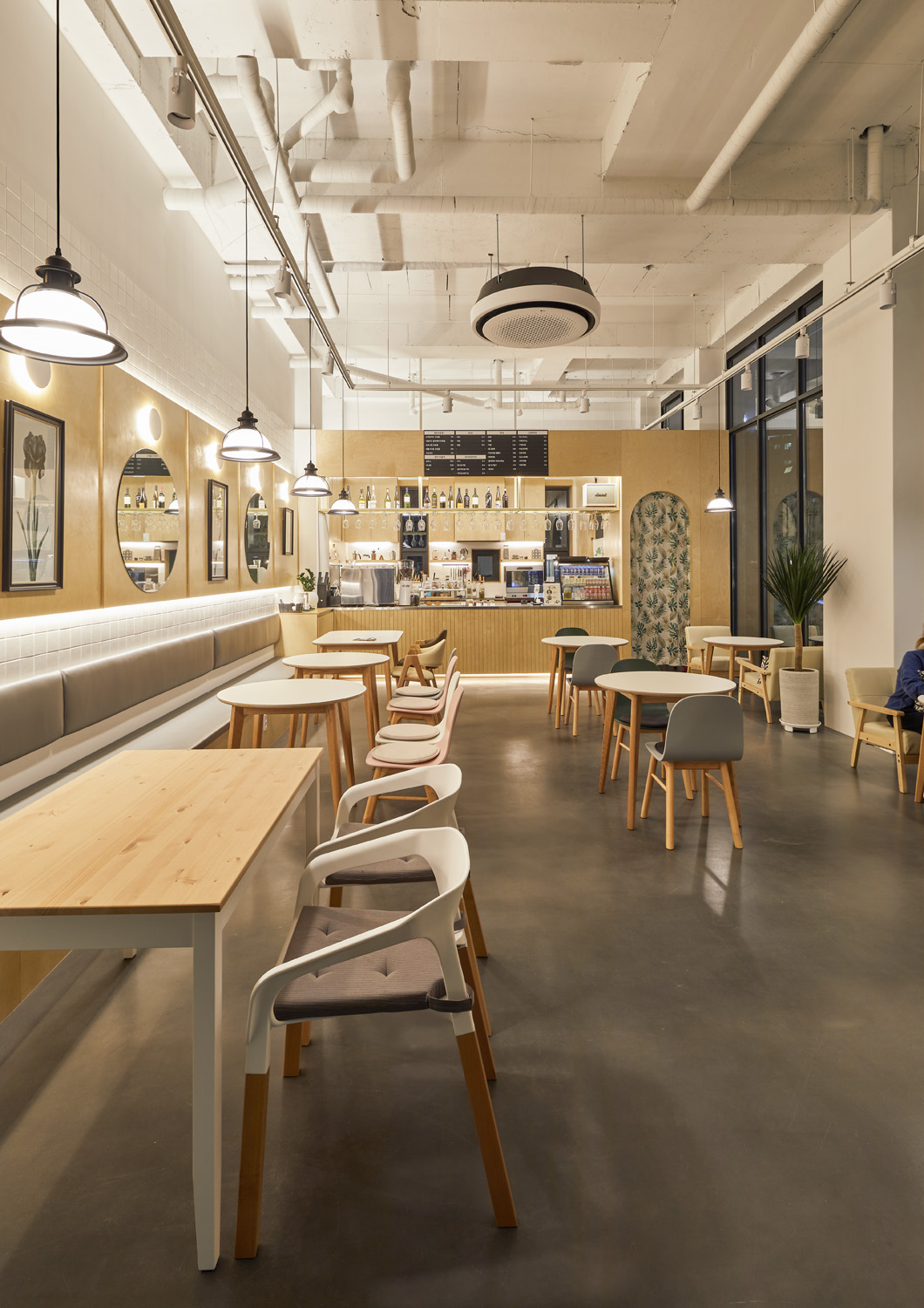 20 平米现代简约咖啡厅设计 | 温馨白与质感原木-9
