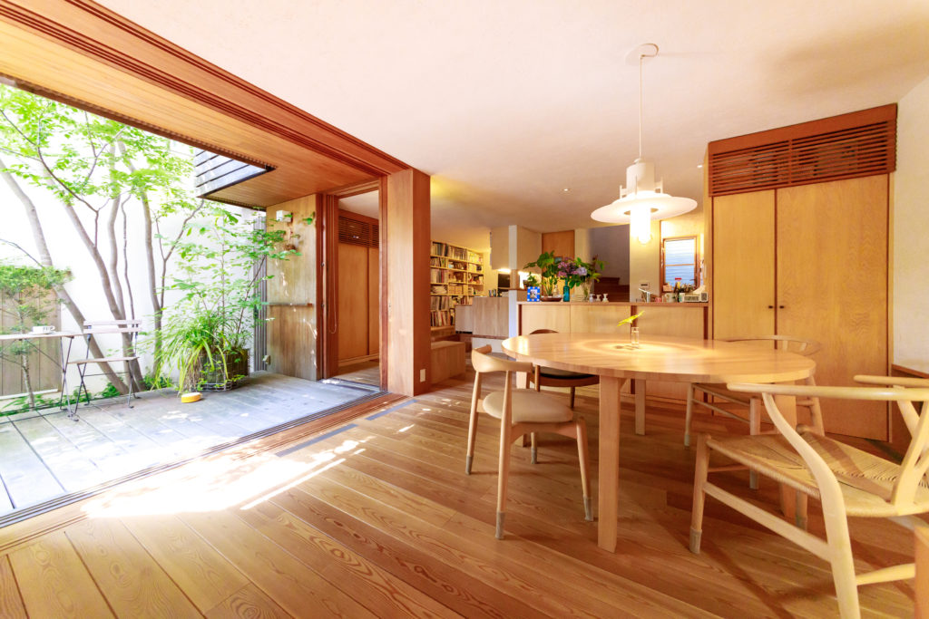 中庭はもうひとつの部屋日々の小さな変化を愉しむ自然の恵みで豊かな生活 | Outdoor | 100%LiFE-5