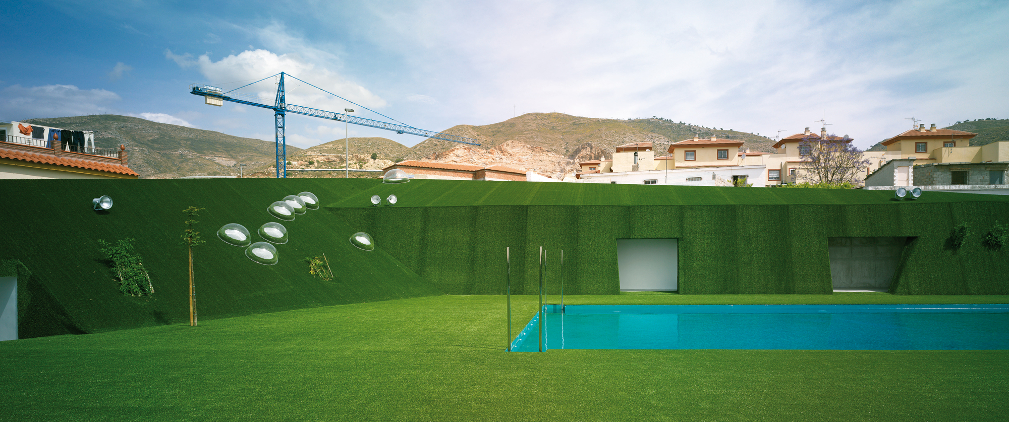 Public Pool on a Urban Artificial Valley / DJ Arquitectura-34