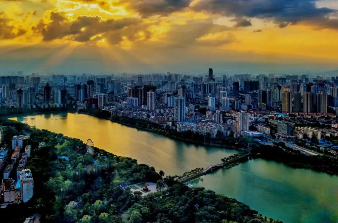 亚筑设计|南宁五象新区商务街桔子水晶酒店-8