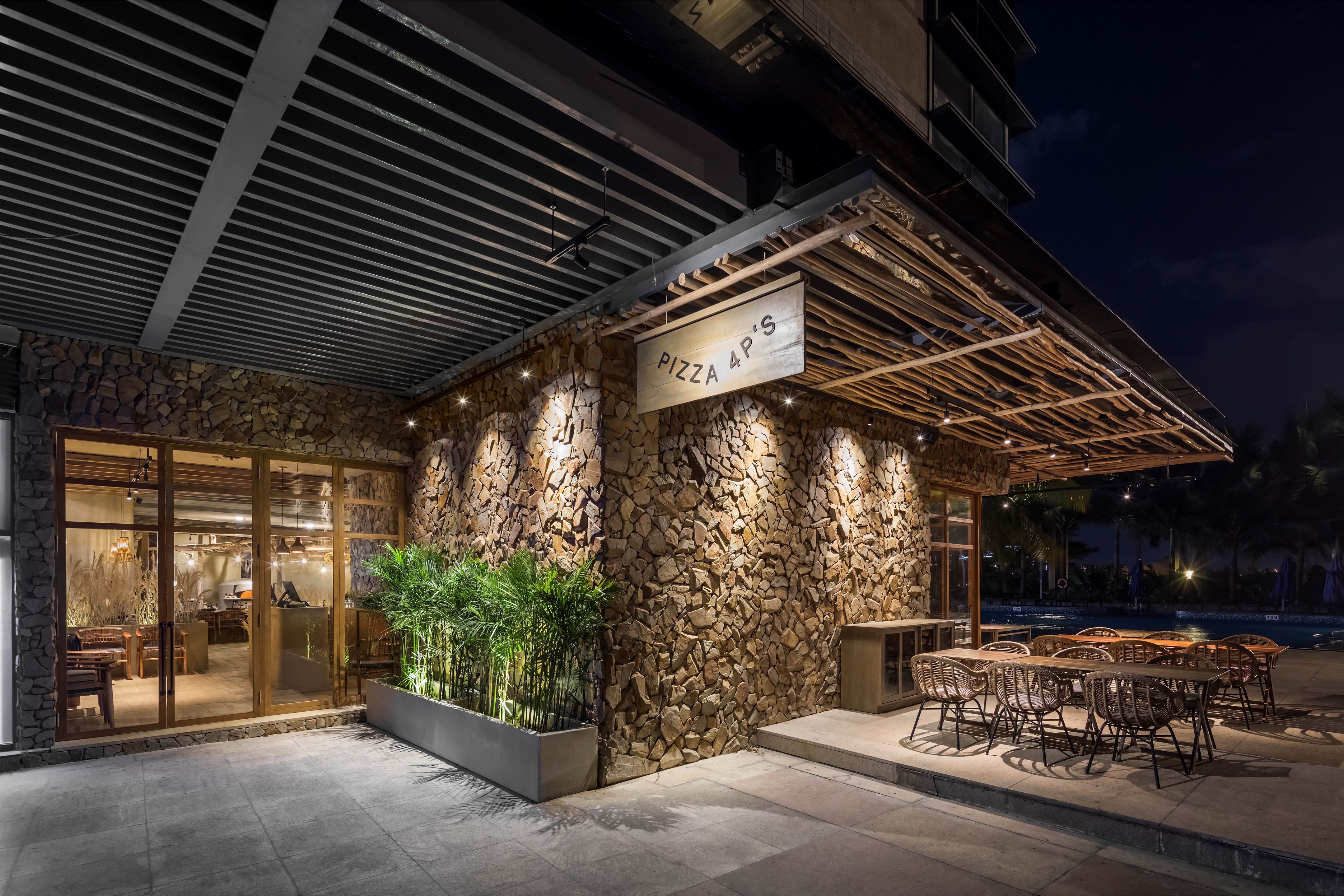 越南"Pizza 4P's"餐厅设计 · 海边别墅中的自然优雅-58