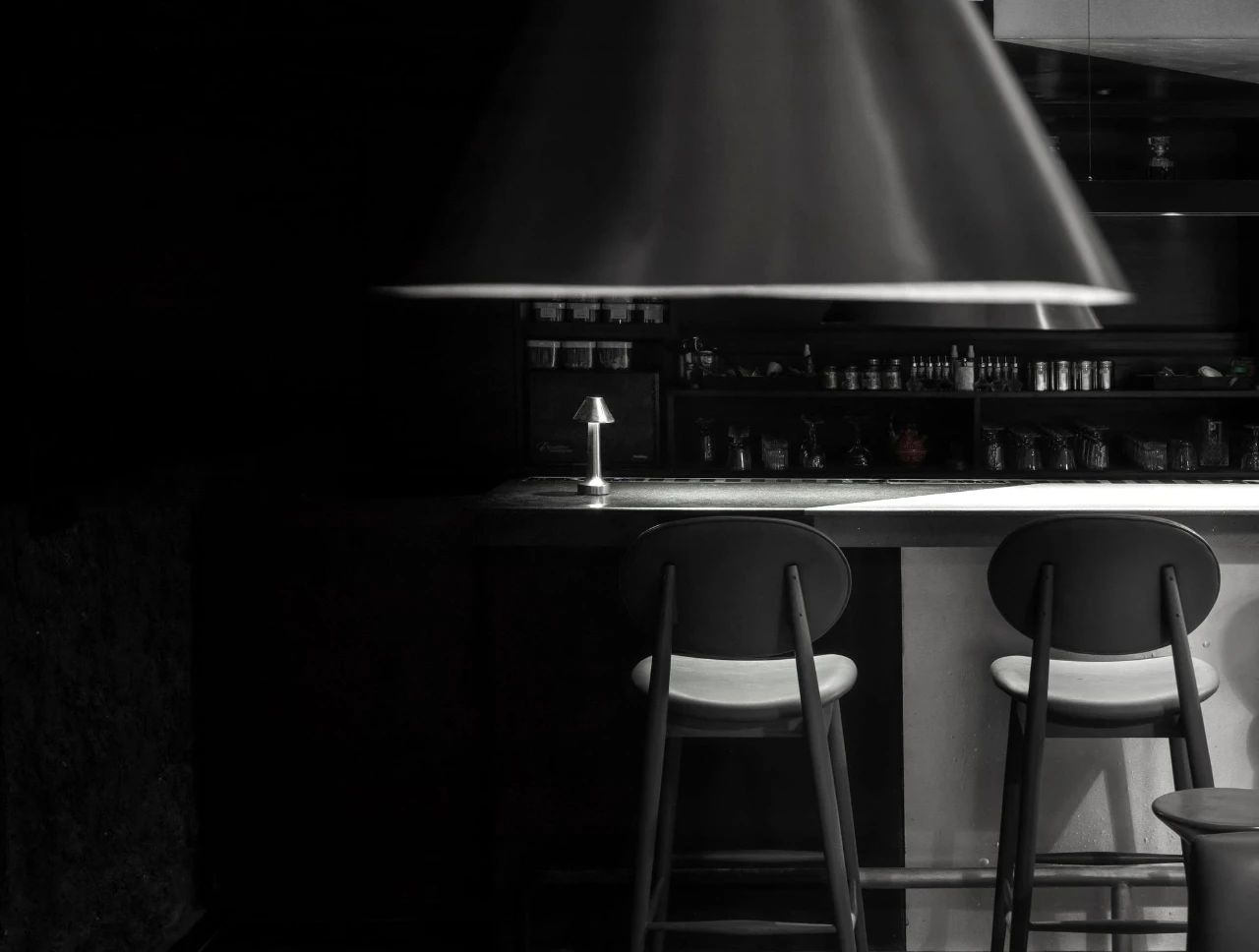 暗黑式混凝土结构鸡尾酒吧设计丨印度新德里丨RENESA ARCHITECTURE DESIGN-31