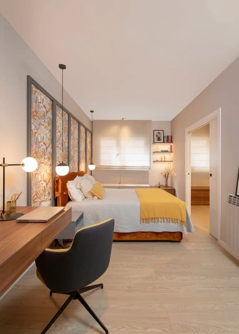 旋转家具打造开放式厨房,绿色与陶土色彩的巧妙运用-18