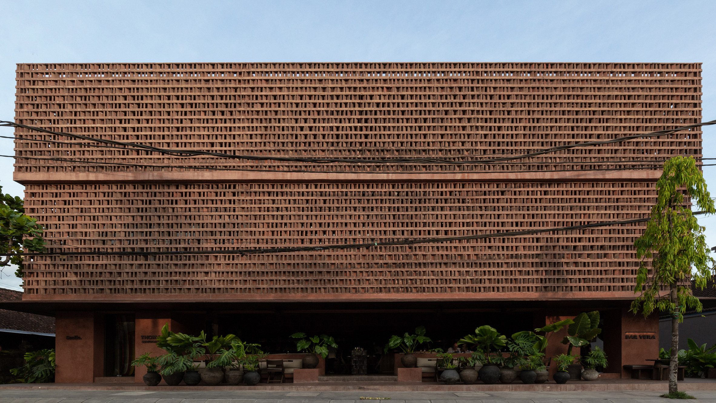 别墅建筑丨印度丨建筑设计MORQ,室内设计Studio Wenden-0