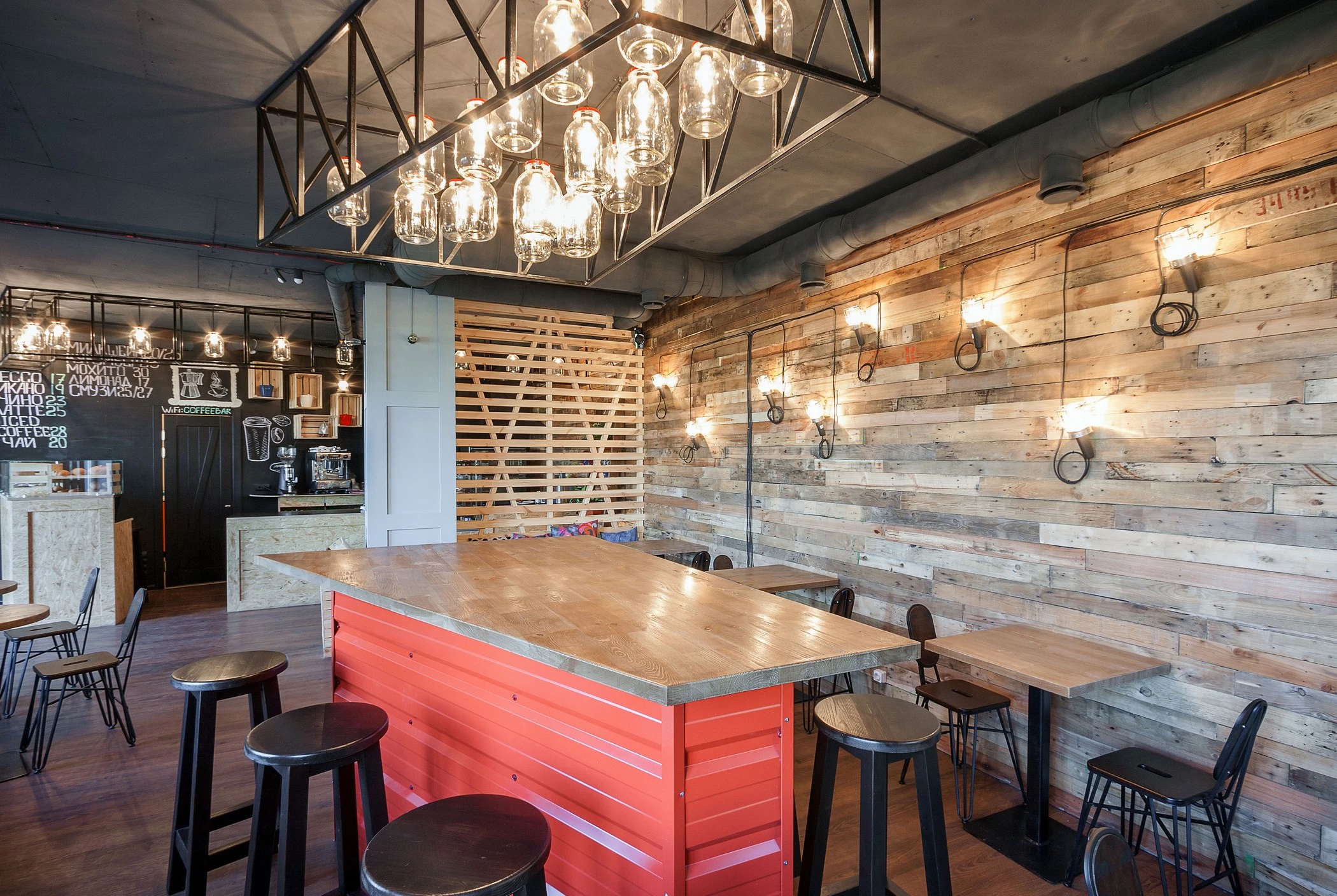 乌克兰 PENKA 咖啡吧 | 木质温馨空间与创意金属灯饰的完美结合-29