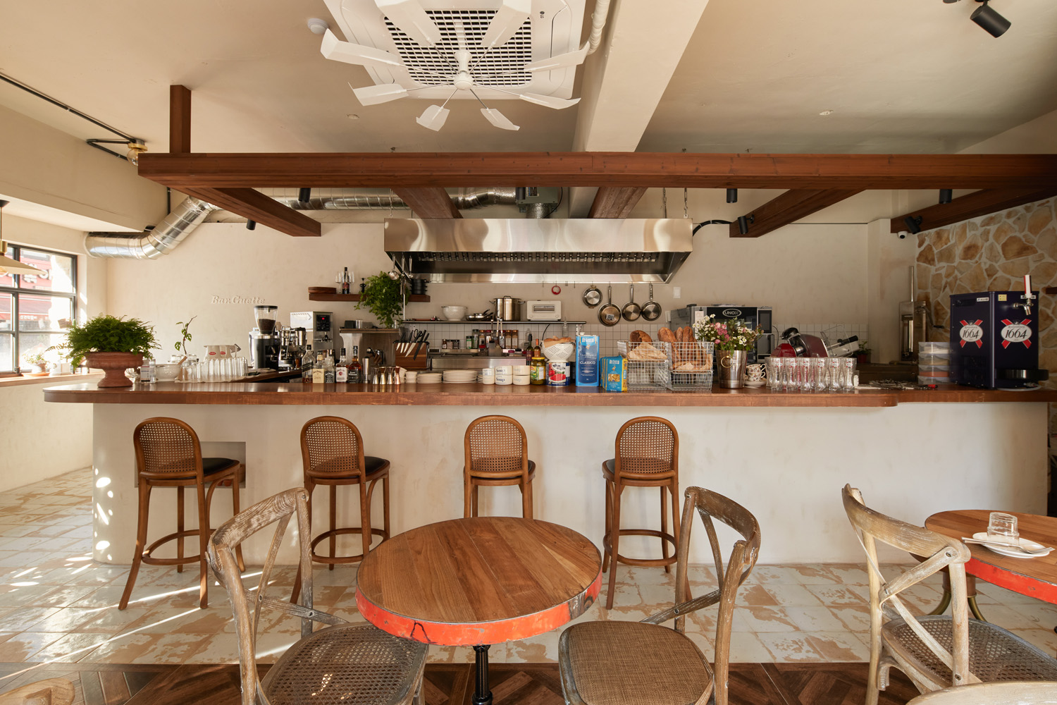 13 坪欧式风咖啡厅，白色&木质调氛围营造-4