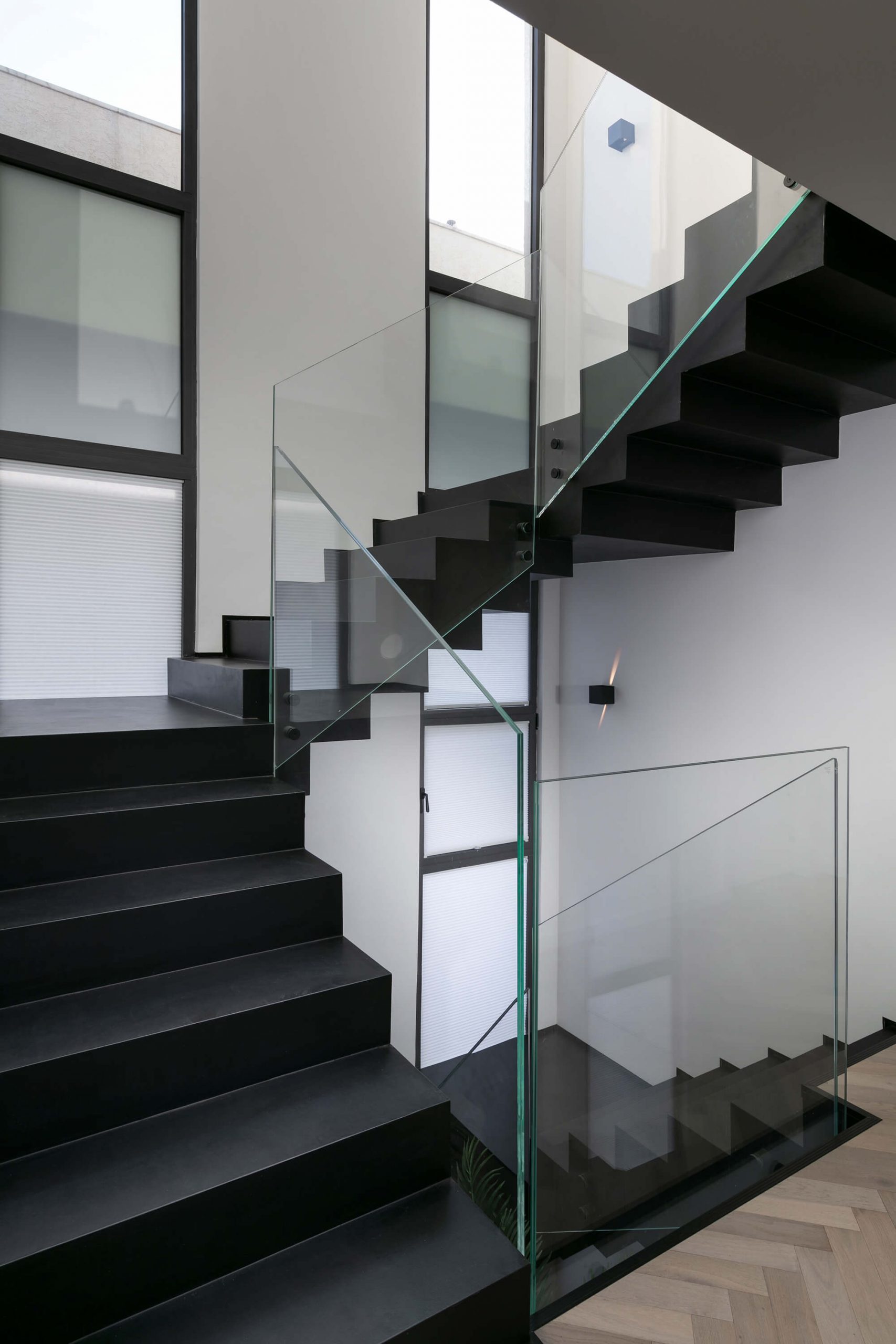 BLACK STAIRS Private home in Rishon Lezion Erez Hyatt-18