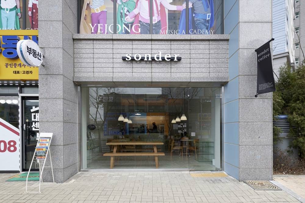 16 平现代简约咖啡厅，素雅白与温暖木的完美结合-2