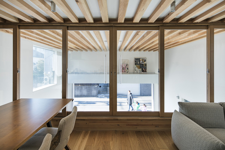 东京住宅区的车库变大厅设计-18