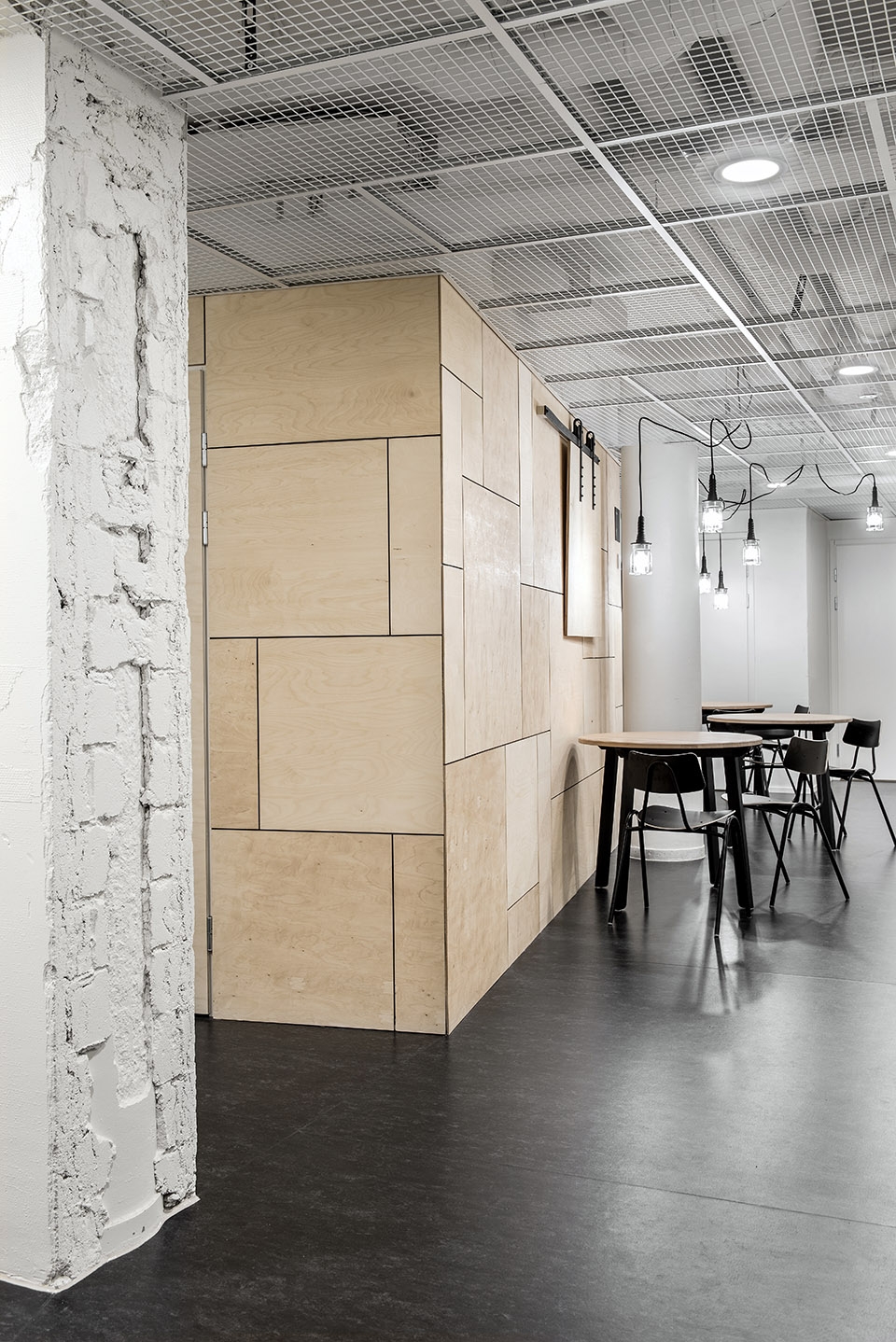 芬兰 Jyväskylä 旅馆·极简生态的共享空间-13