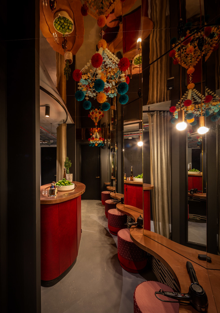 伦敦前印刷厂变身高品质创意办公社交空间-17