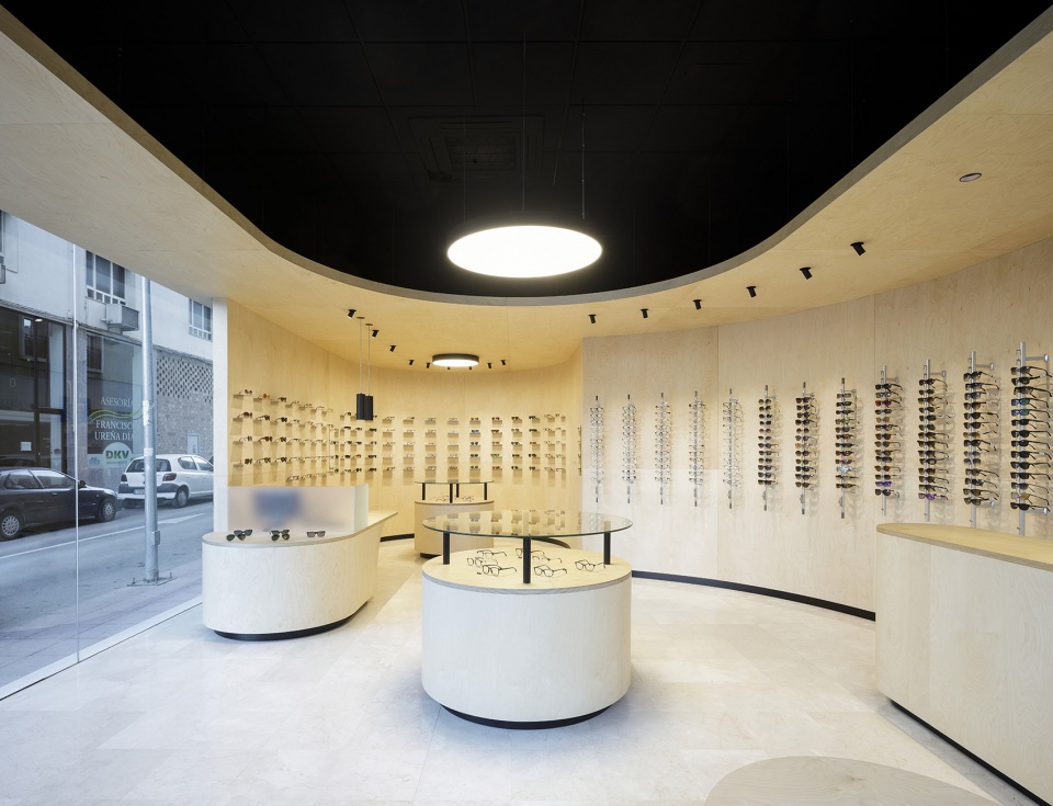 西班牙 Panóptica 眼镜店 | 曲线展墙划分空间,营造环绕式购物体验-9
