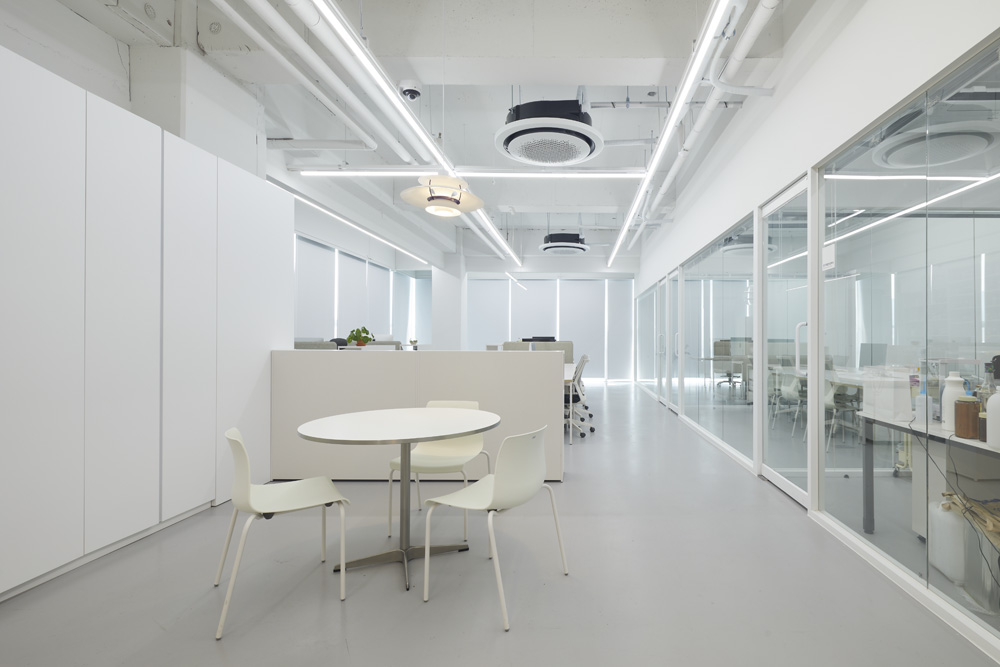伦敦办公室 | 白色调的优雅照明设计-2