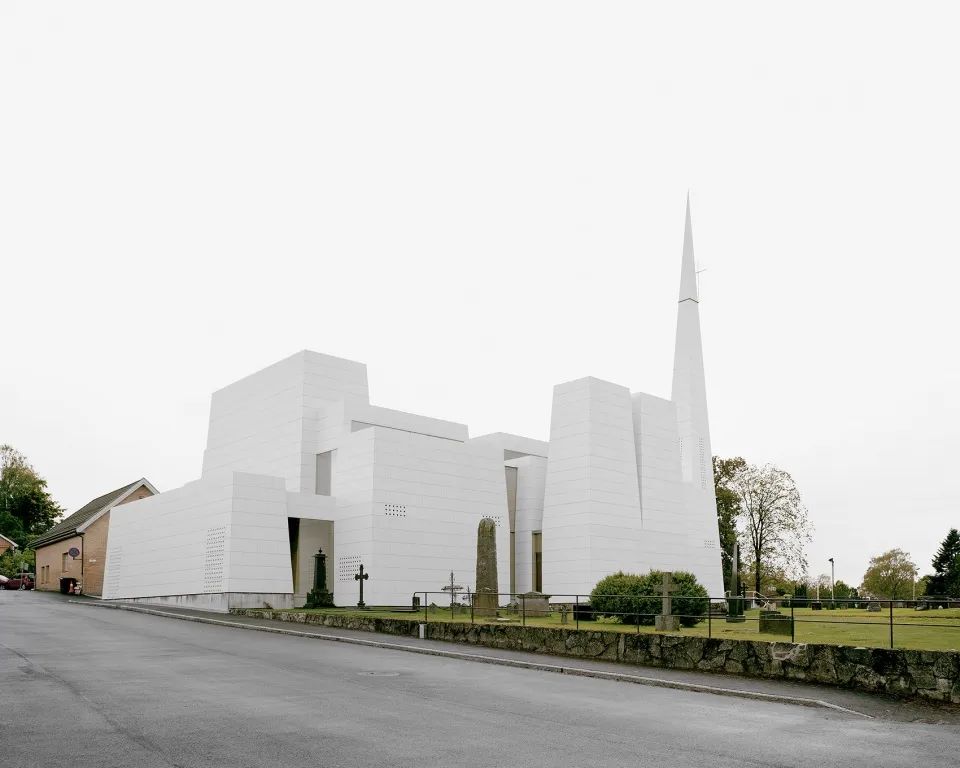 挪威波什格伦教堂 | 瓷质立面与橡木元素的有机结合-5