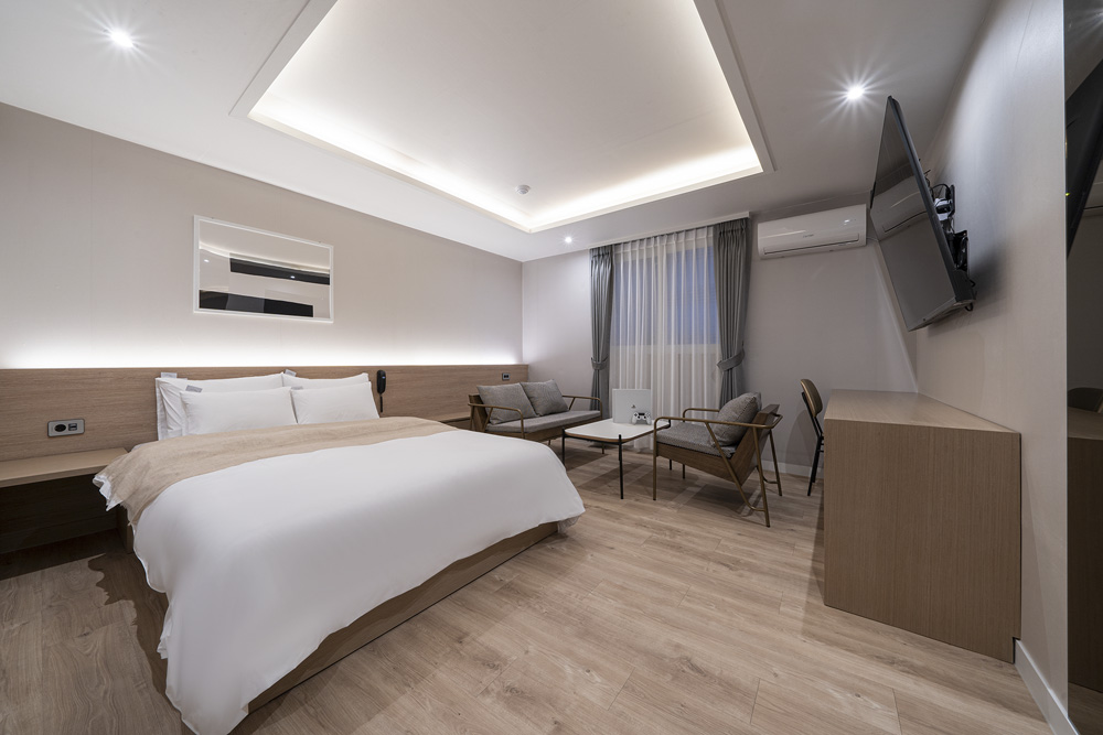 白色与木质，打造高级酒店式公寓-3