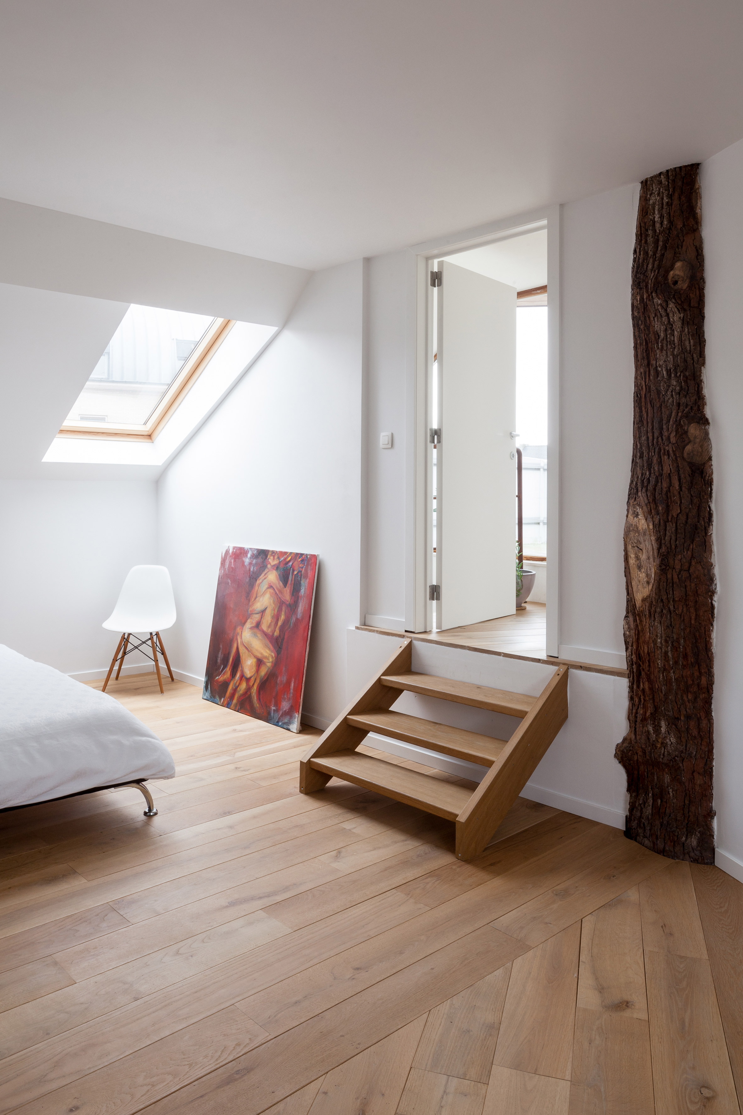 Atelier Vens Vanbelle build pentagonal house around a oak tree trunk-12