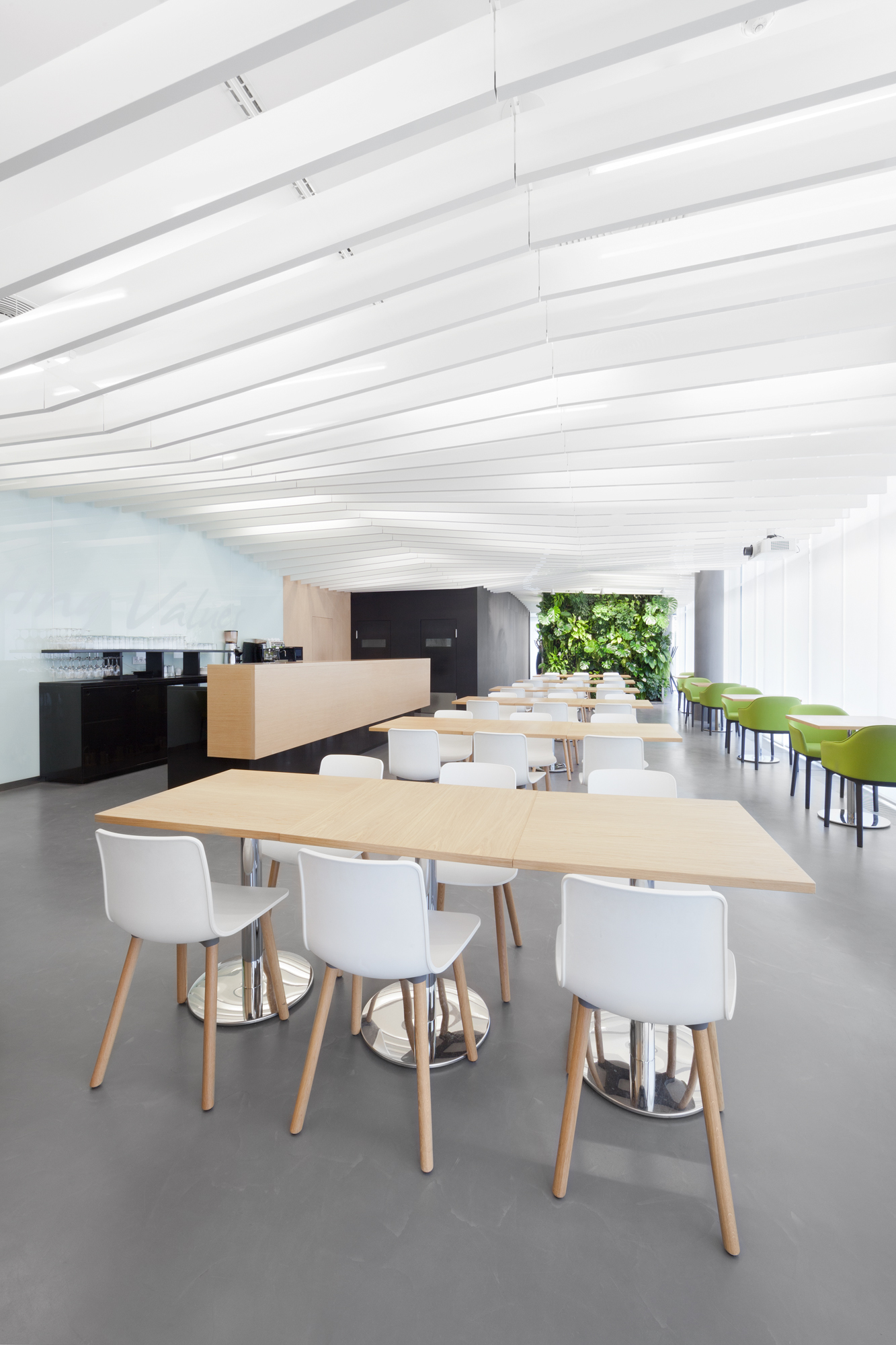 布拉格 KKCG 建筑室内设计 | 垂直花园与自然材料的融合-27