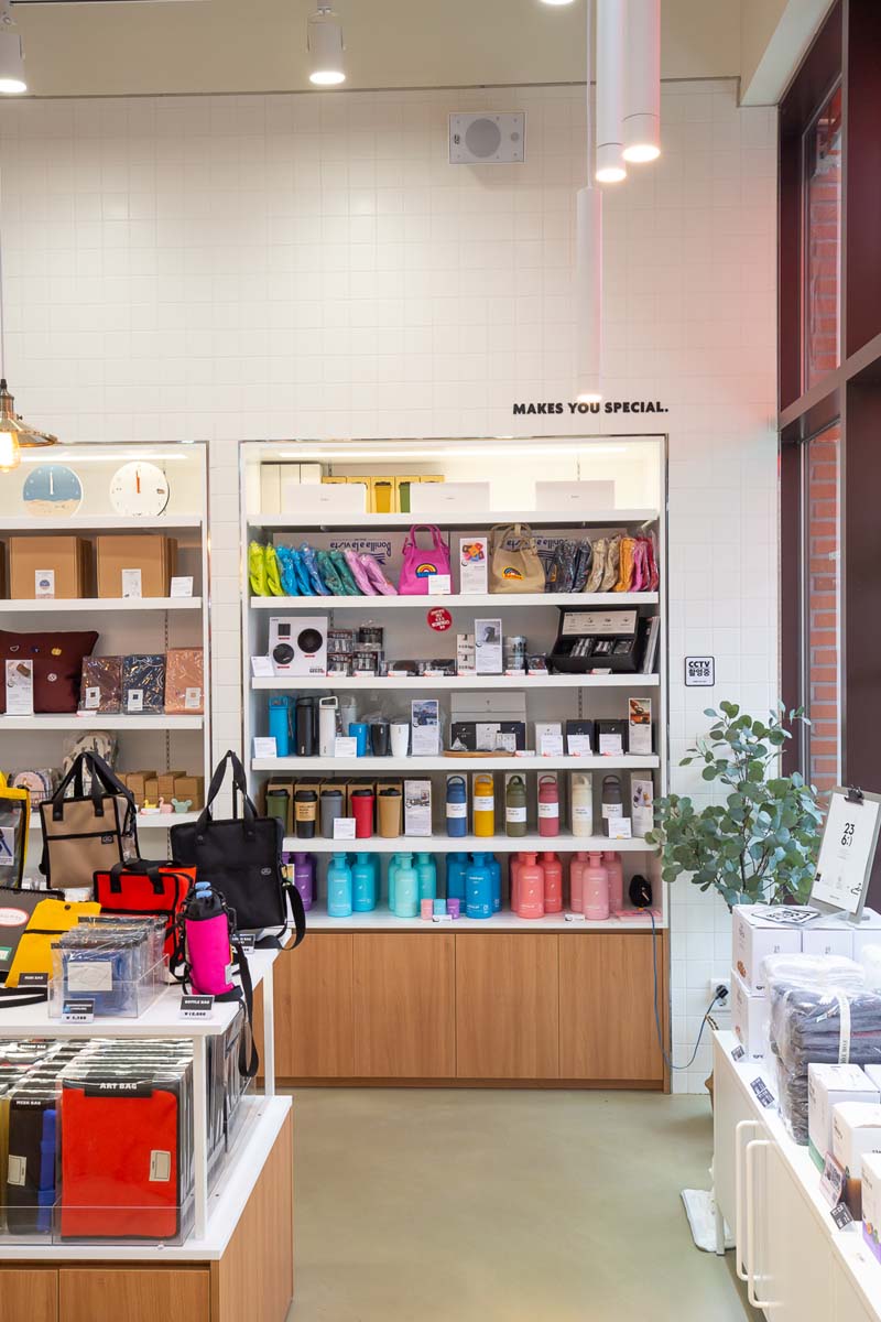 90 平米的购物商场，以品牌颜色为主题的室内设计-7