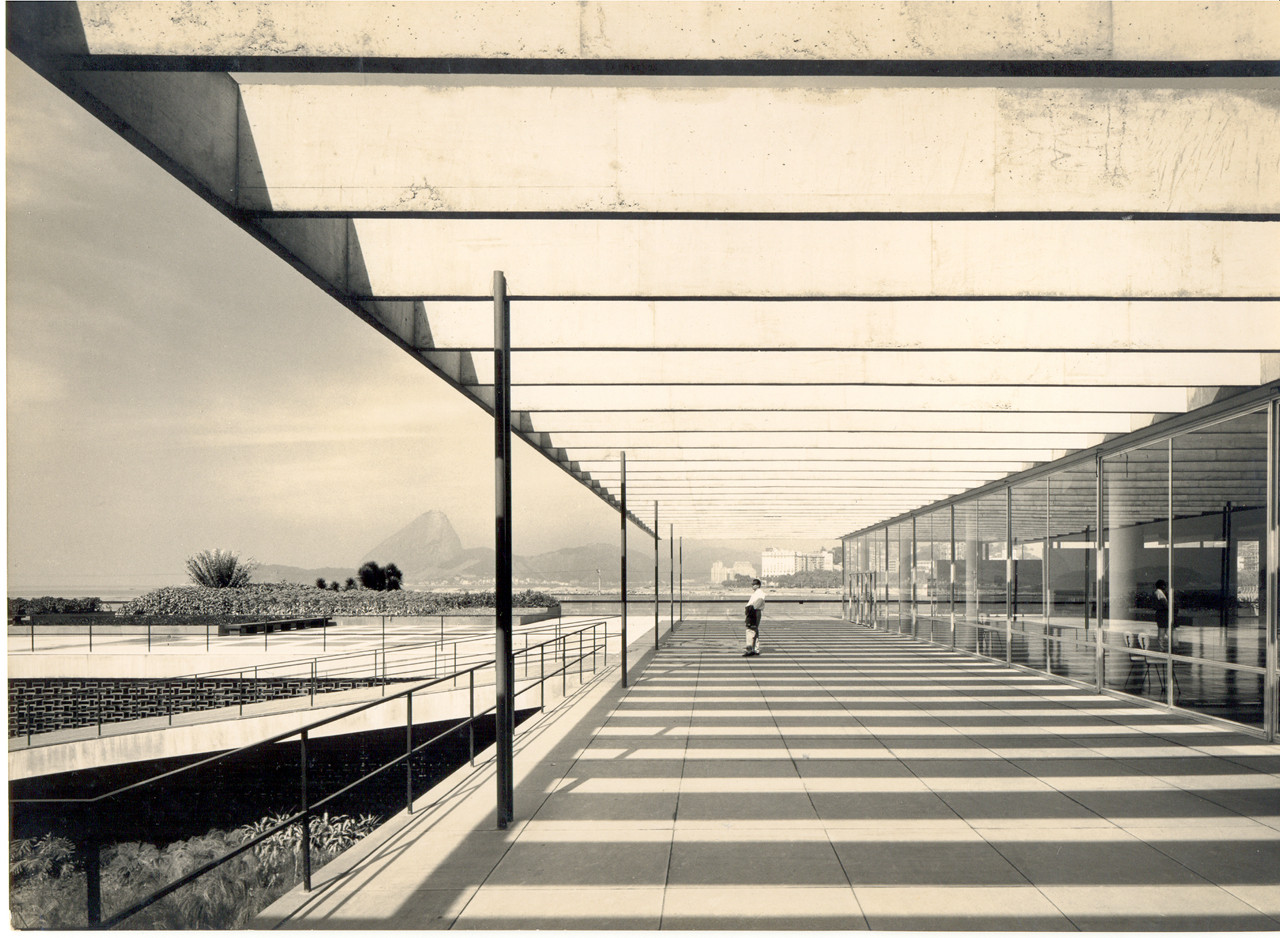 巴西里約熱內盧現代藝術博物館：建築大師 Affonso Eduardo Reidy 採V形柱列、懸吊樓板，打造現代主義建築經典 | FAM-53