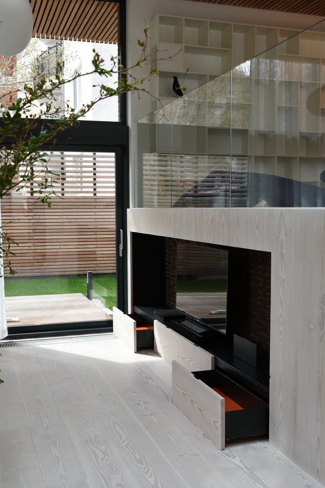 罗马尼亚四口之家垂直住宅，自然材料与光影共舞-45