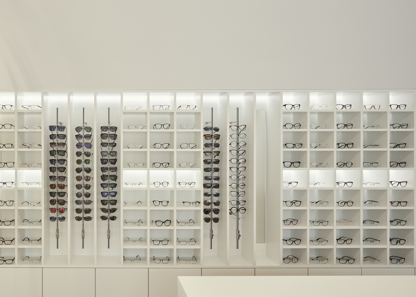 葡萄牙 Lena Optics 眼镜店,动感布局展现空间韵律-16