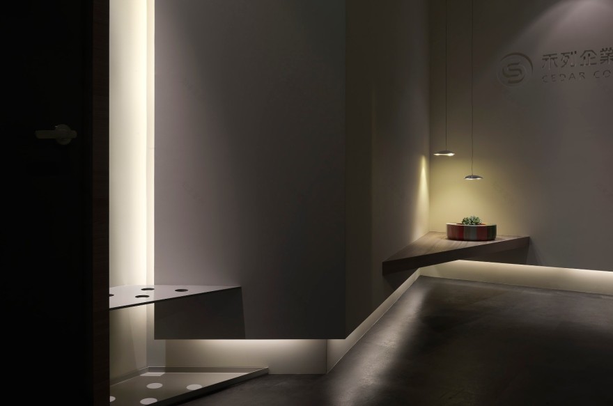 60 坪现代风办公室的绿意与工业时尚-1