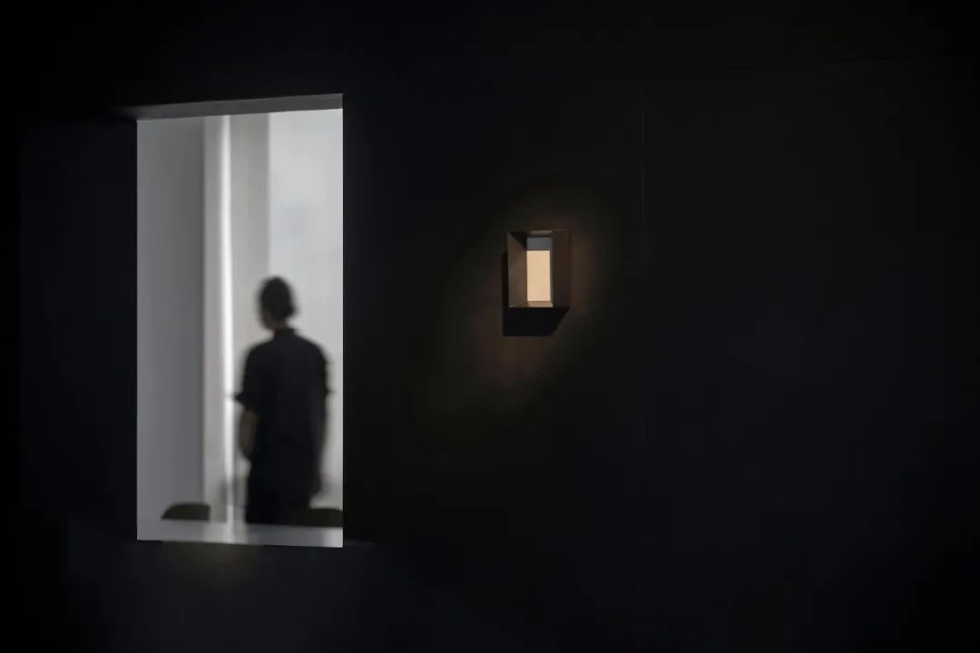 “黑亭”的无用之美,巧妙划分空间打造多功能办公环境-50