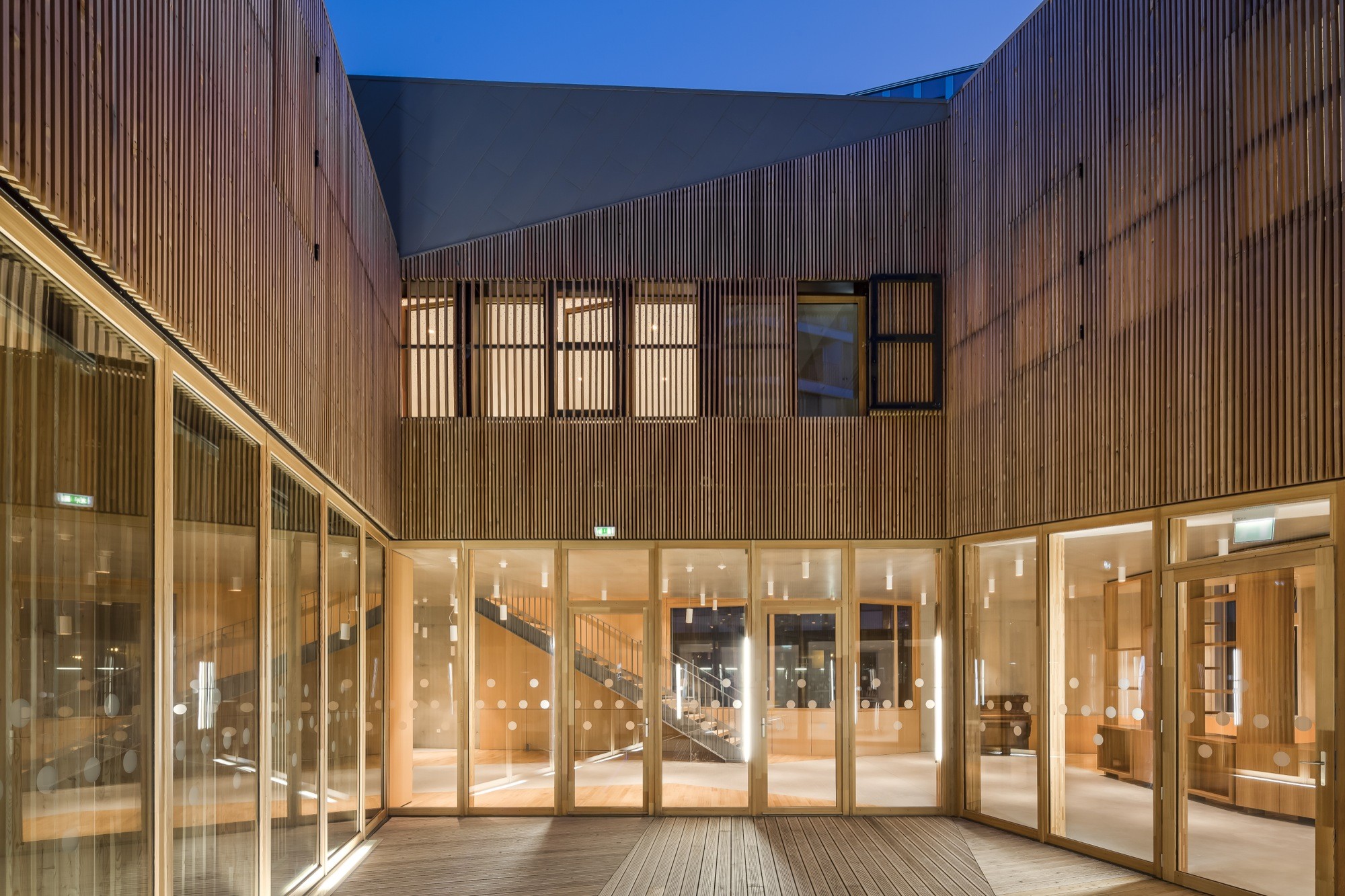 折叠 zinc 外壳中的宁静圣所——法国 Ensemble Pastoral Catholique 教堂设计-33