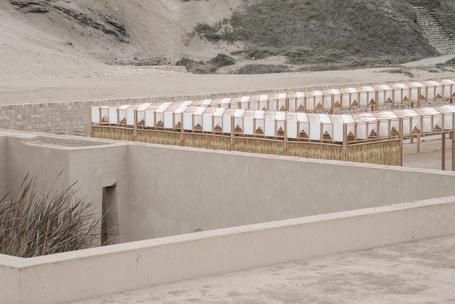 秘鲁帕查卡马克考古遗址的儿童与考古学家共享空间-17