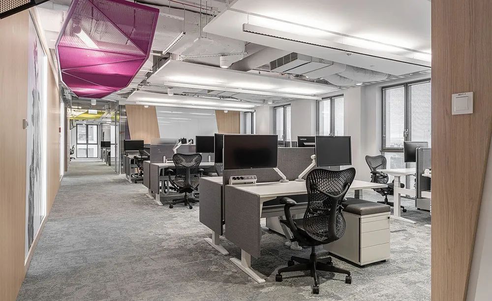 波兰 Autodesk 办公室 | 活力动感金属网演绎现代工业风-14