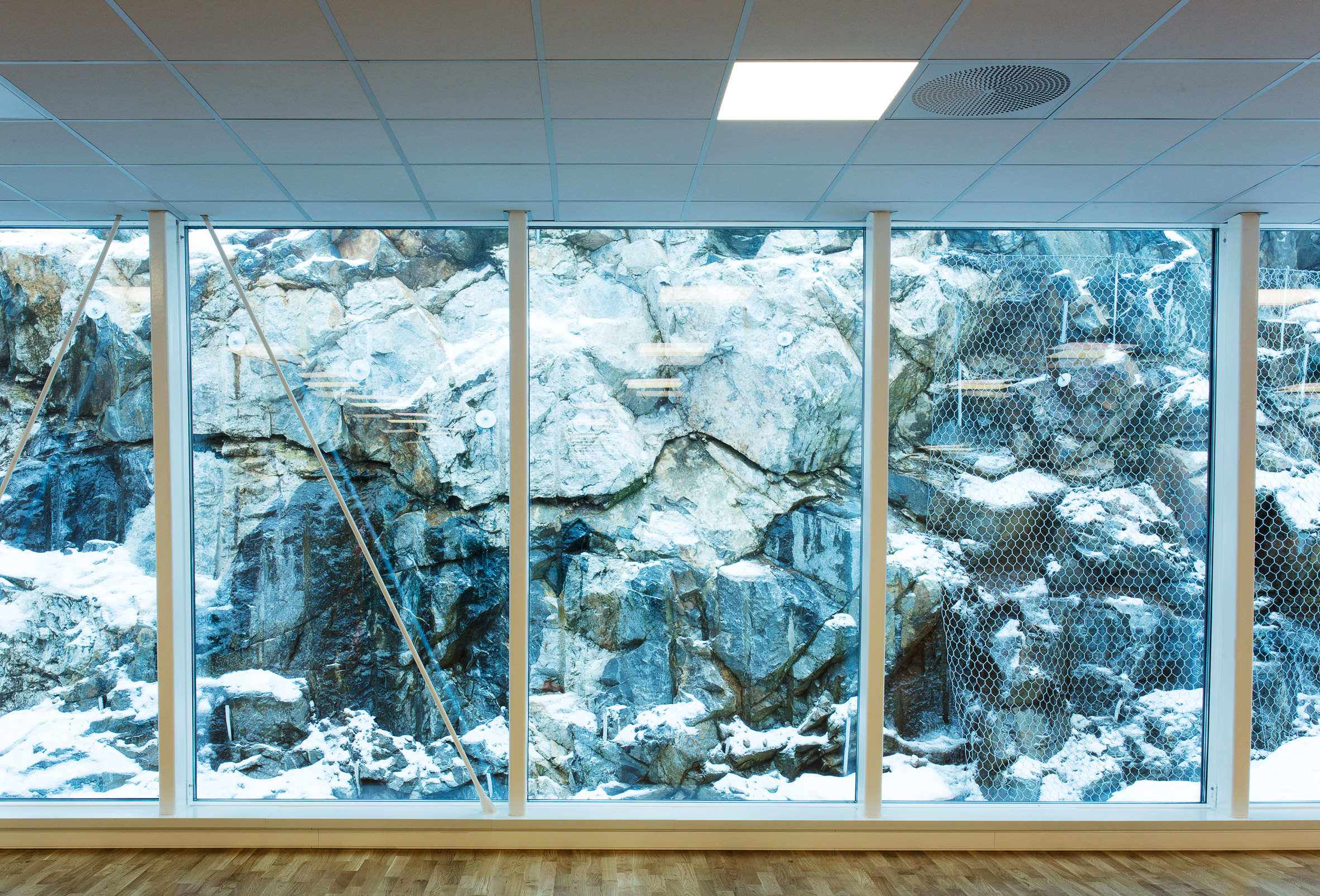 挪威波浪浴场,山间红锈金属与阳光的互动-23