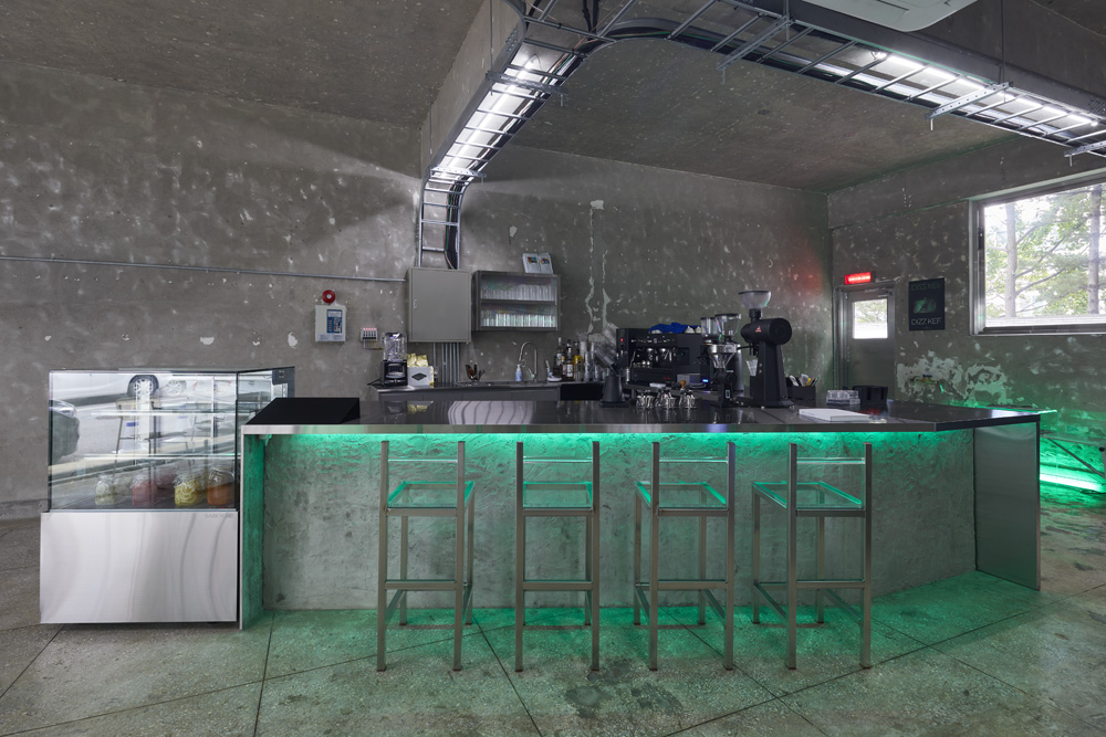 照明点亮的工业风咖啡厅设计-3