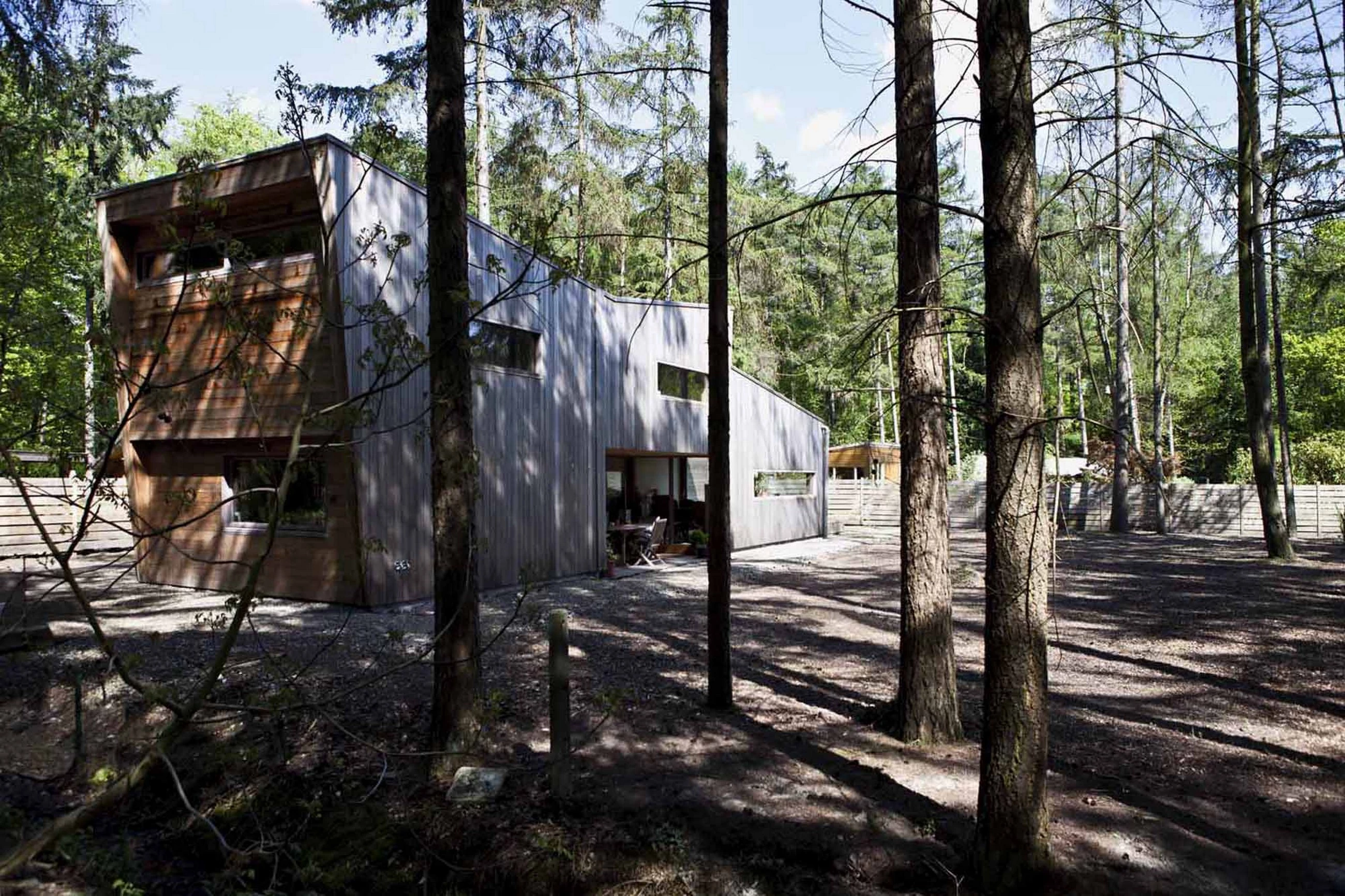 比利时森林中的木质游艇住宅-6