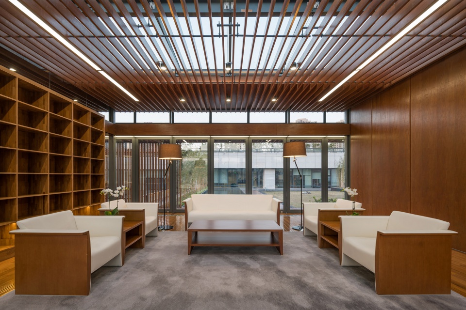 上海屋上三间会务空间·致正建筑的轻钢架构绿意空间-25